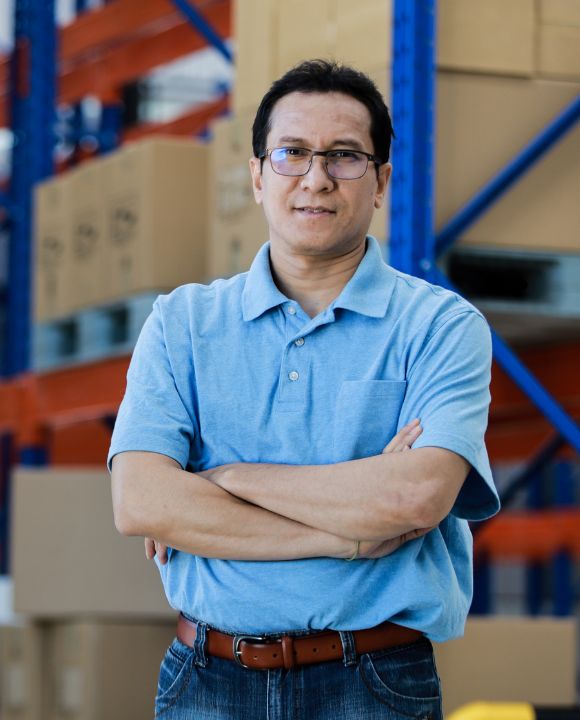 Empresario revisando operaciones